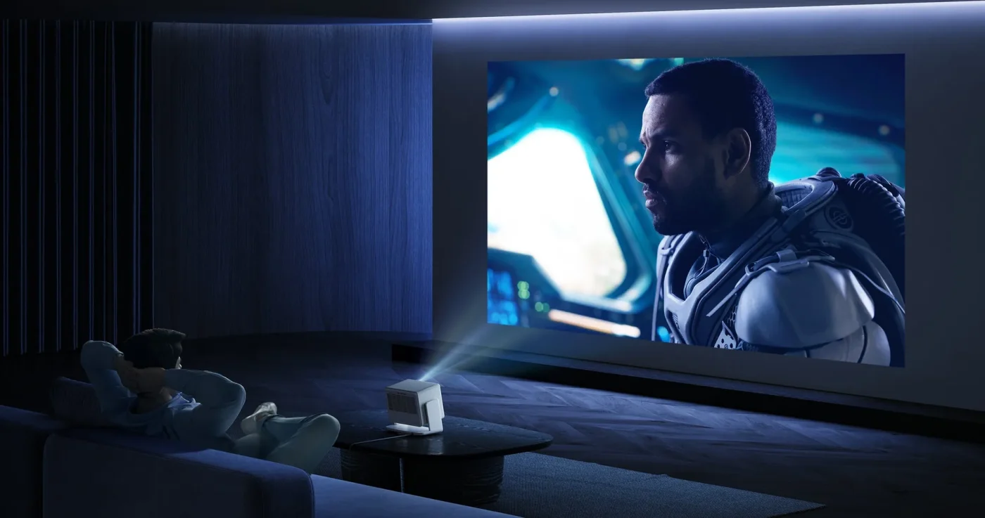 Máy chiếu XGIMI chiếu phim 4K màn lớn trong phòng khách tối, trải nghiệm rạp tại gia