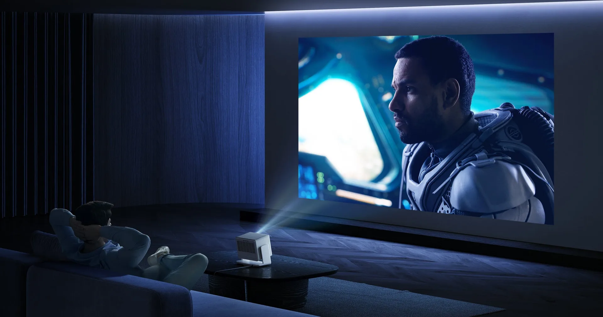 Máy chiếu XGIMI chiếu phim 4K màn lớn trong phòng khách tối, trải nghiệm rạp tại gia