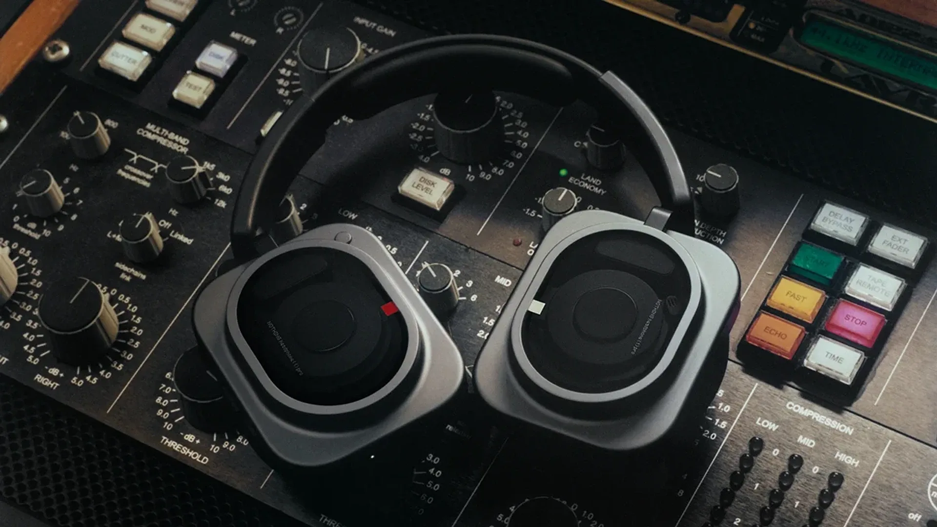 Nothing Headphone (1) Pro trắng đen trên nền tối
