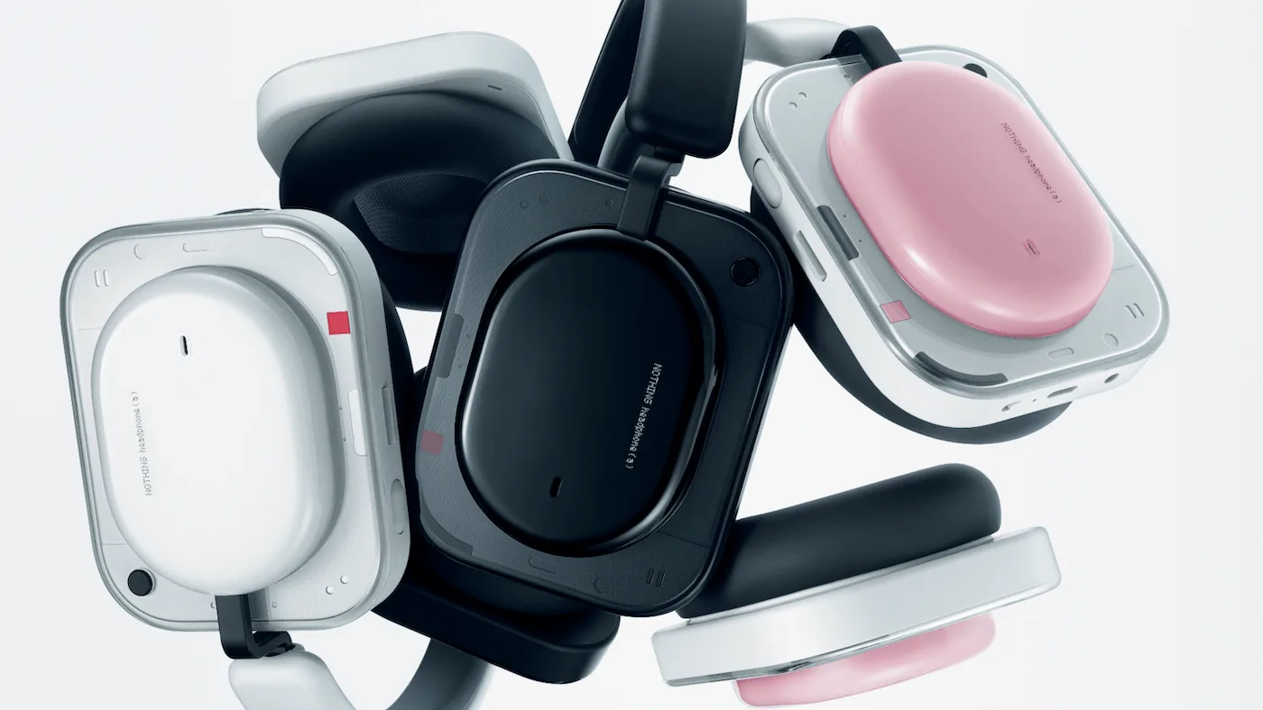 Nothing Headphone (a) màu trắng, đen và hồng nổi trên nền xám nhạt, ảnh chính thức Nothing