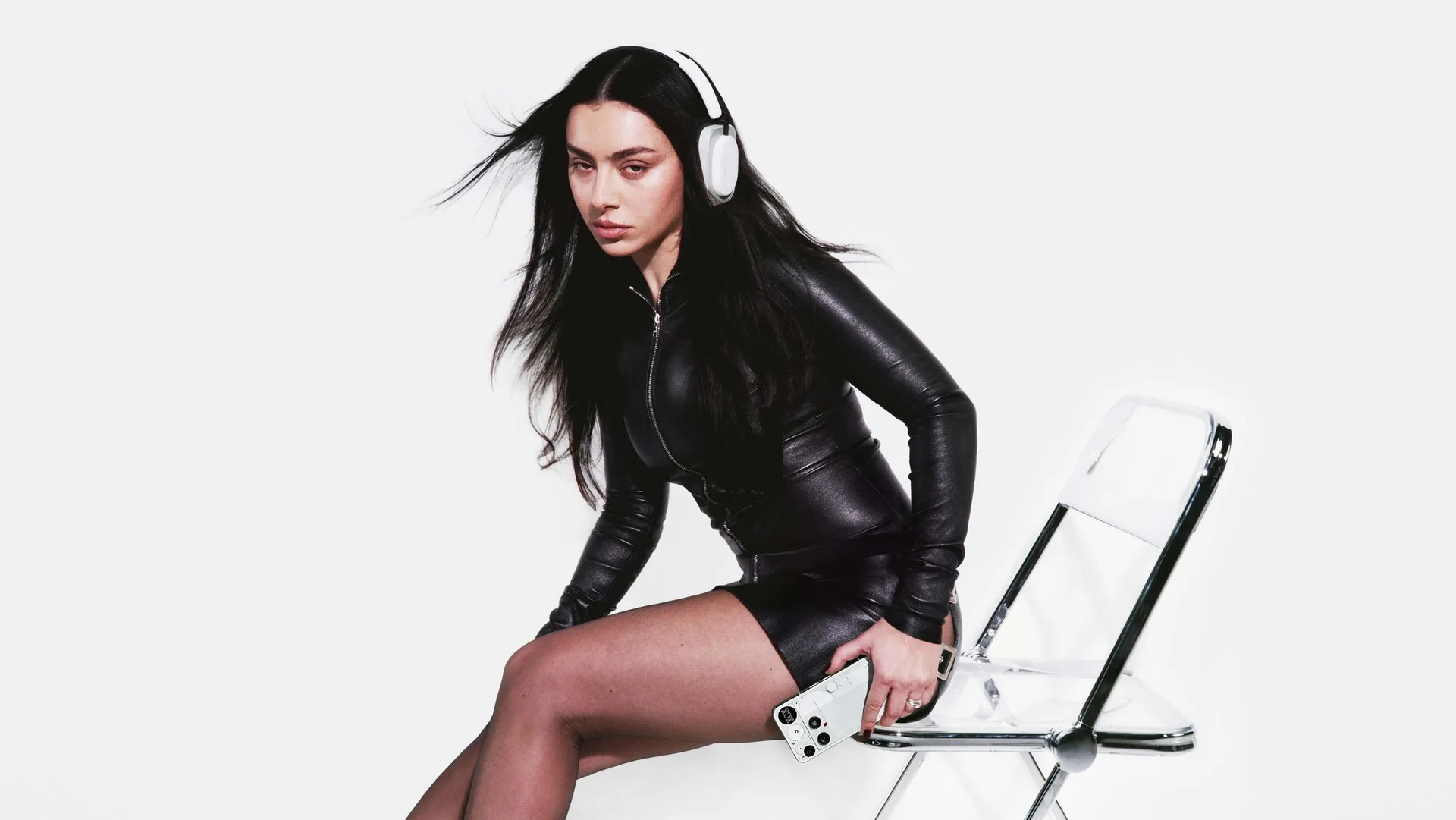 Cận cảnh điều khiển Nothing Headphone (a) màu trắng