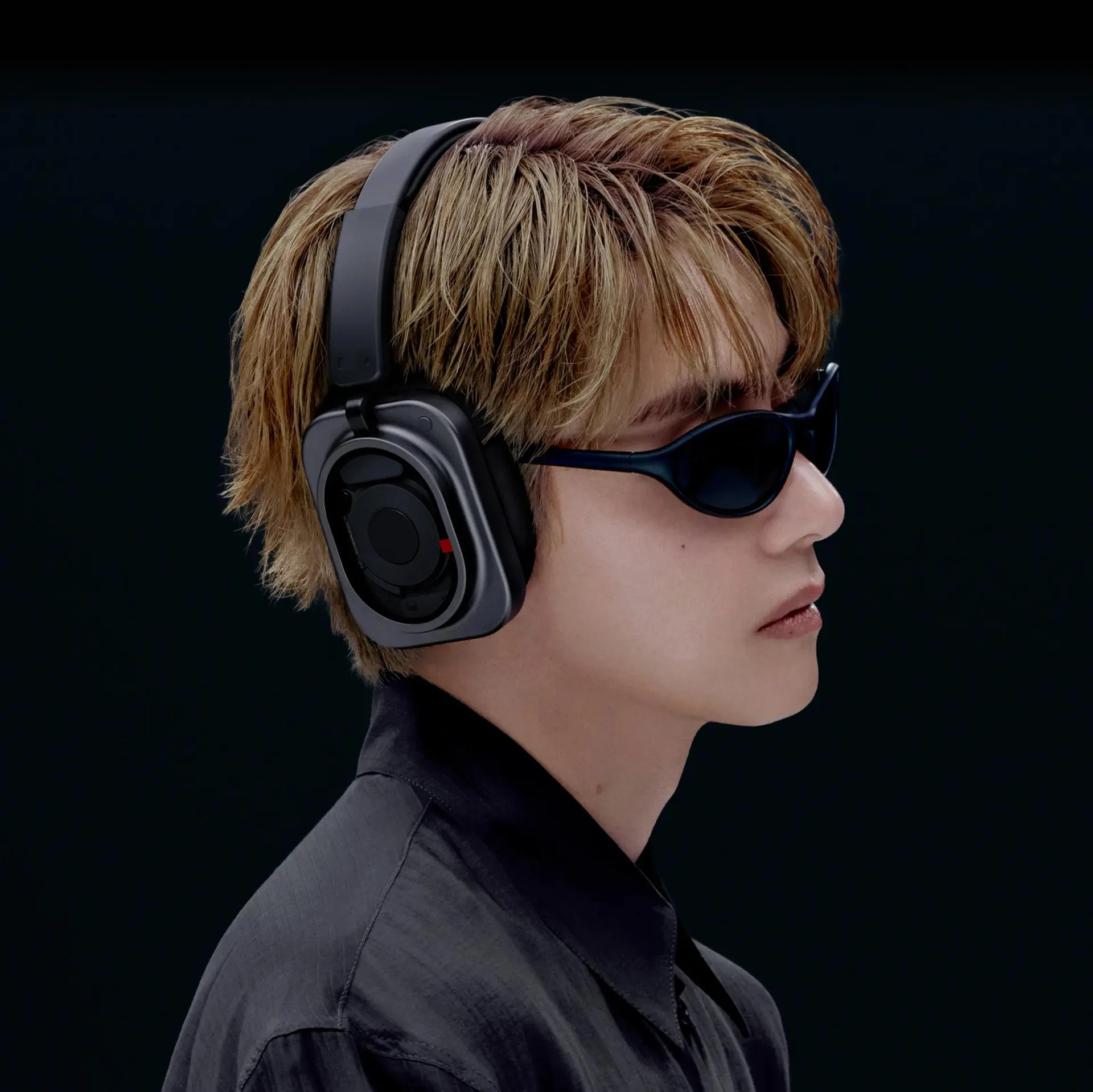 Cận profile V đeo Nothing Headphone (1) Pro đen và kính