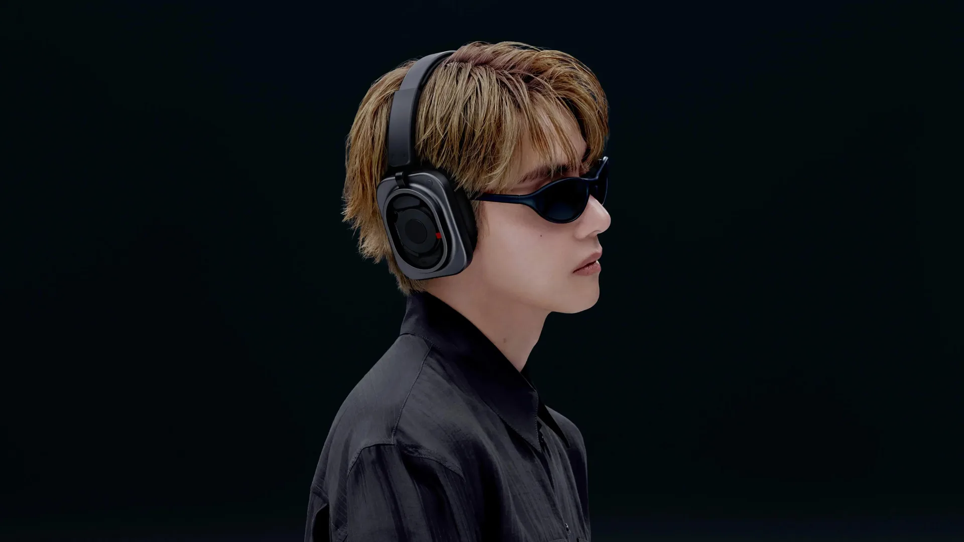 V (BTS) profile đeo Nothing Headphone (1) Pro đen kính râm