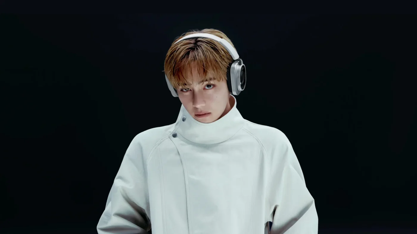 V (BTS) đại sứ Nothing đeo Headphone (1) Pro trắng ảnh chính thức