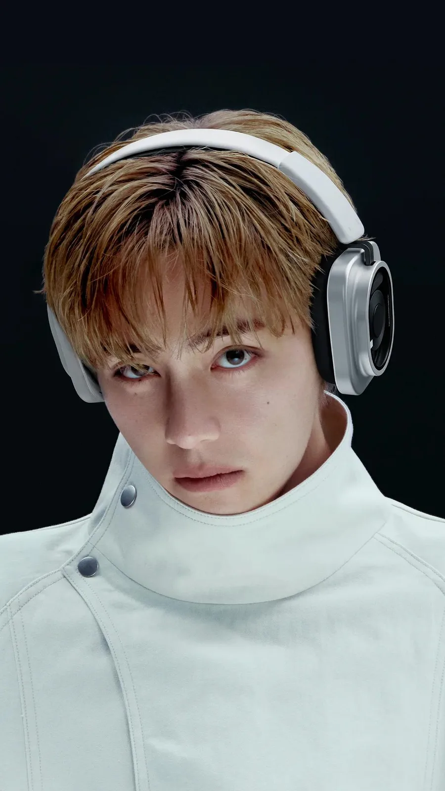 Chân dung dọc V (BTS) đeo Nothing Headphone (1) Pro trắng