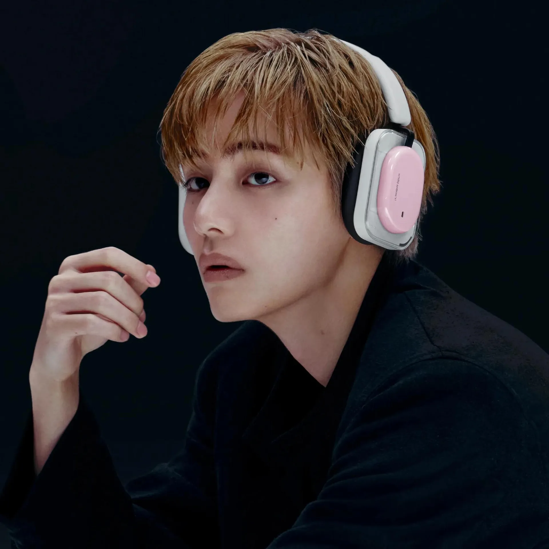 V (BTS) đeo Nothing headphone trong suốt panel hồng