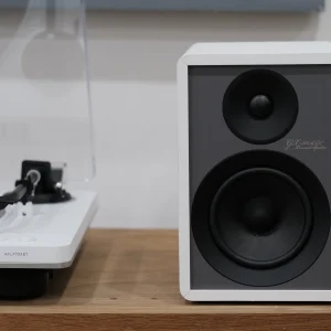 Loa Onkyo Creator GX-30ARC trắng cạnh mâm AT-LP70XBT