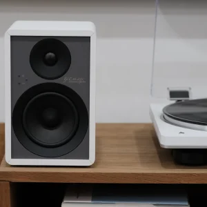 Loa Onkyo GX-30ARC trắng mặt trước cạnh mâm AT-LP70XBT